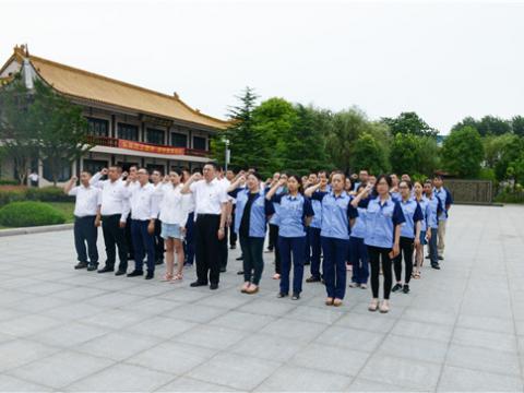 沉温入党誓词   怀想英雄先烈——人生就是博官网集团党总支部组织整个党员发展党建活动