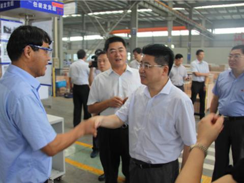 庆祝党的生日 慰问一线党员——市委重要辅导光临人生就是博官网母线慰问